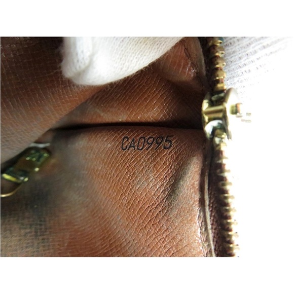 Louis Vuitton Textured Brown Leather Detail - Picture 10 of 16